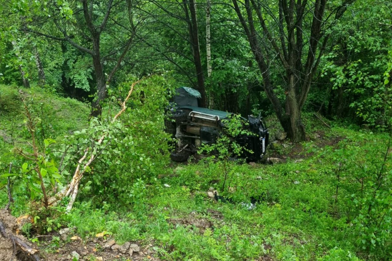 Tânăr de 21 de ani, decedat după ce s-a rostogolit 50 de metri cu mașina: Alte două persoane au fost transportate la spital – FOTO