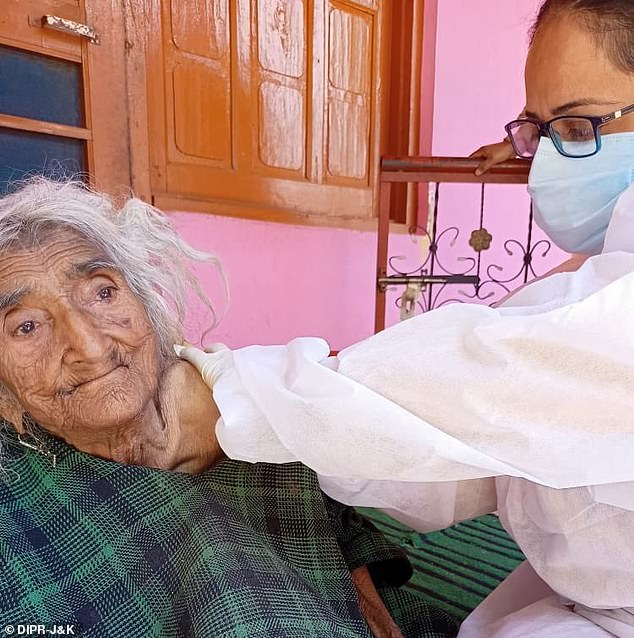 O femeie care pretinde că este cea mai vârstnică persoană din lume a fost vaccinată împotriva coronavirusului, în India