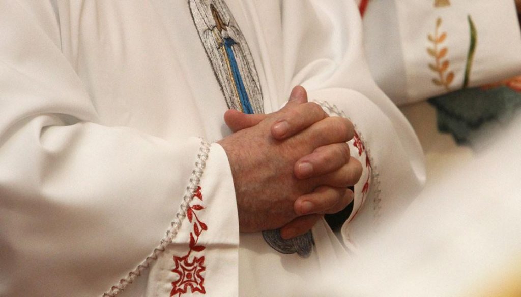 Un preot din Atena a fost arestat după ce a aruncat acid asupra episcopilor care l-au acuzat că este implicat în trafic de droguri