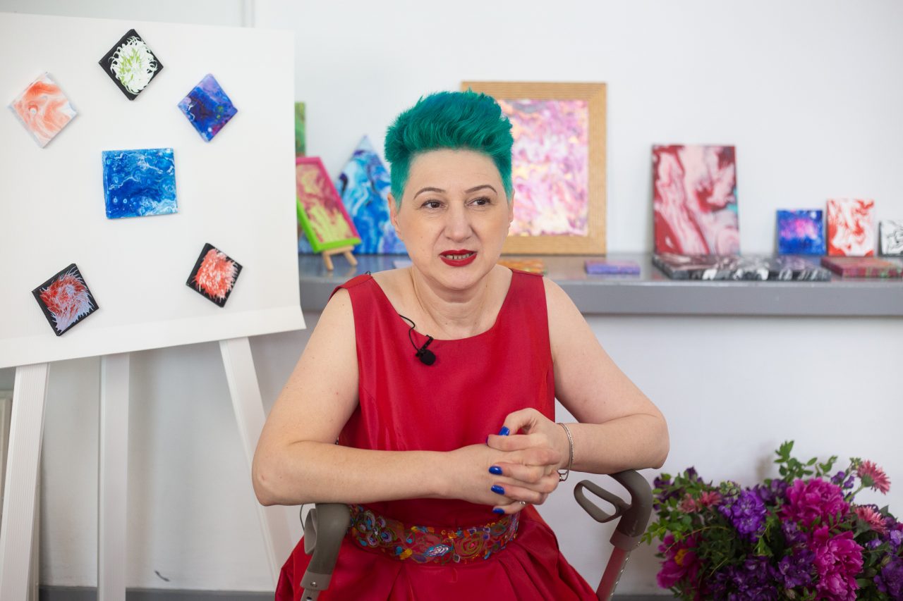 Povestea impresionantă a Simonei, femeia cu scleroză multiplă care și-a învins frica prin pictură: „Totul a început cu un pojar. Trebuie să pierzi pentru a putea învăța ceva”
