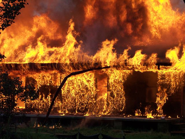Incendiu la uzina Continental Automotive. 600 de angajaţi au fost evacuaţi   