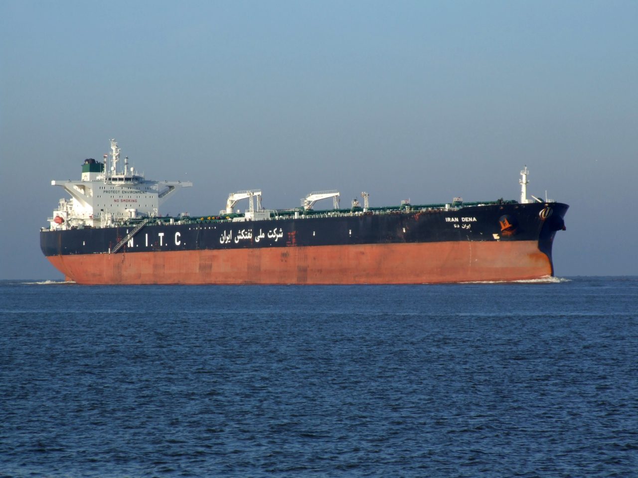 Lovitură puternică pentru Iran. Cea mai mare navă a marinei s-a scufundat în Golful Oman