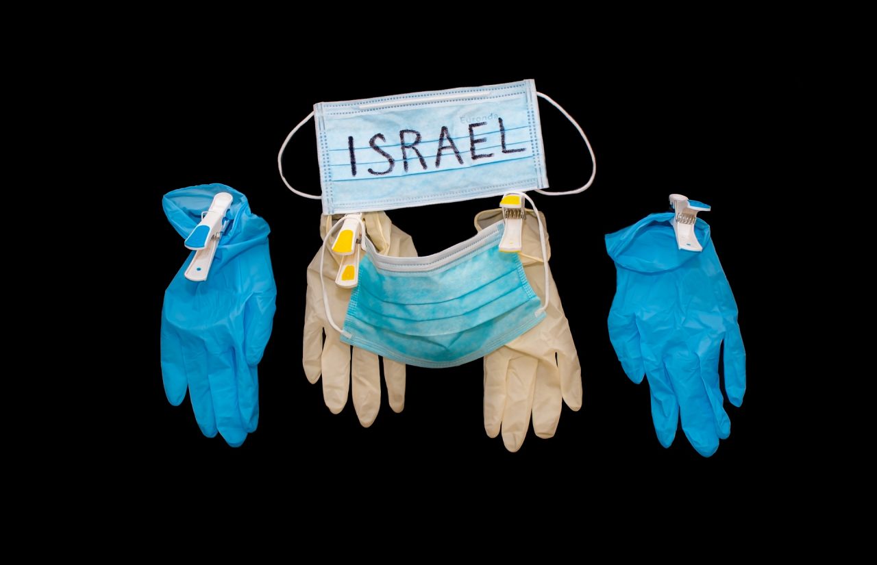 Israelul a reintrodus măsura purtării măştii de protecţie în unele zone