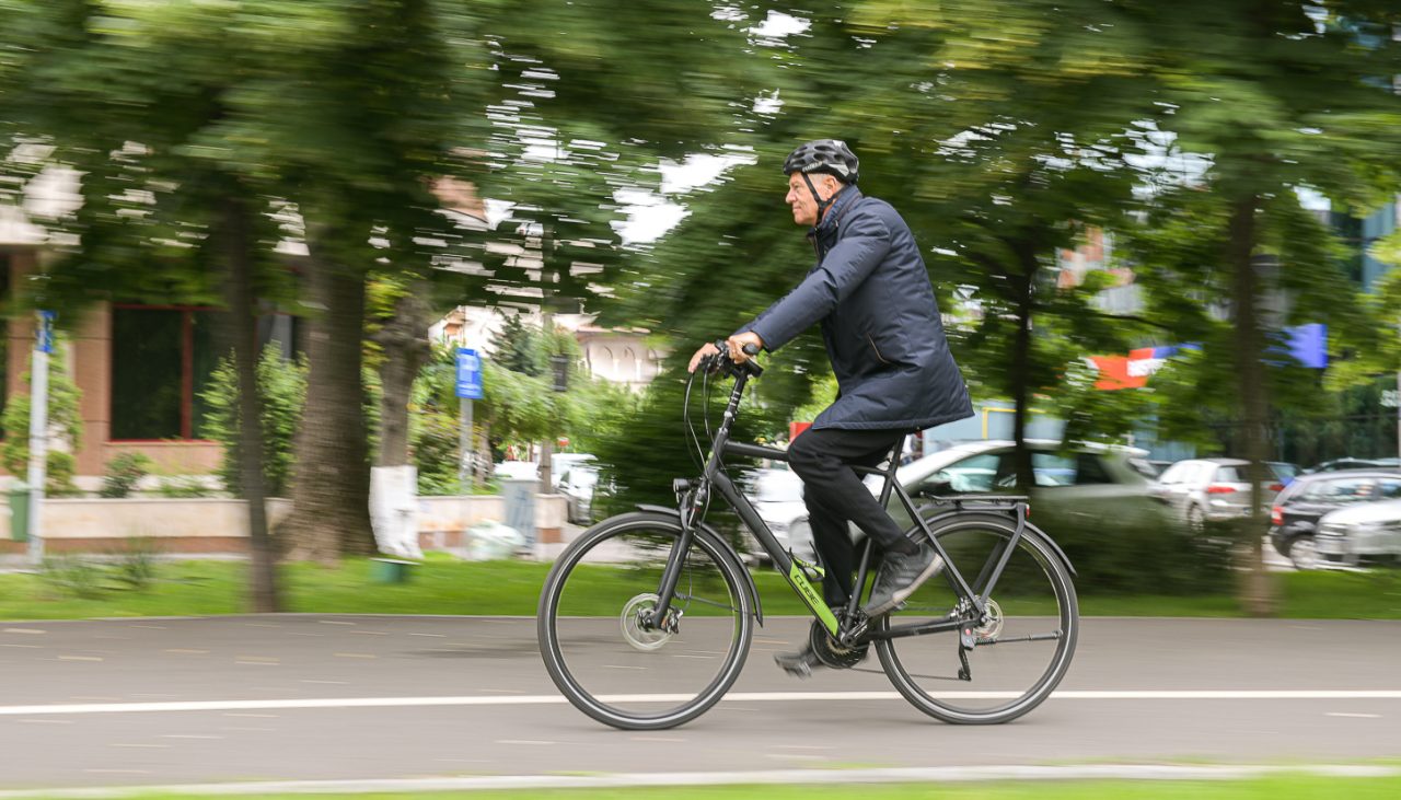 Klaus Iohannis, mesaj de Ziua Mondială a Bicicletei: „Sunt puține piste, iar bicicliștii împart banda de mers cu șoferi nervoși”