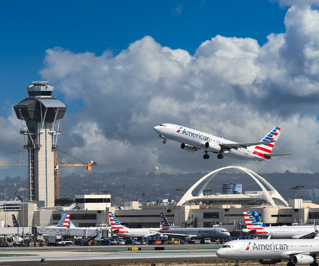 A sărit din avionul care se pregătea de decolare. Cine este pasagerul care a dat alerta pe cel mai mare aeroport din Los Angeles