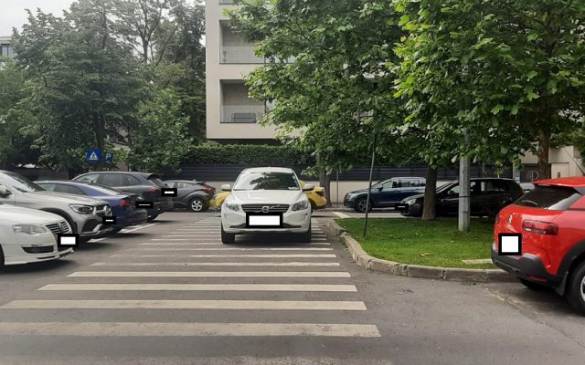 Bulevardul Primăverii din București, zona unde autoritatea statului nu mai  funcționează. Trecerile de pietoni și carosabilul, blocate de zeci de mașini