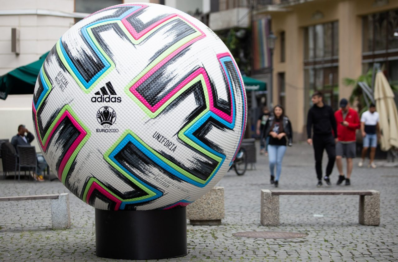 Bucureștiul se pregătește de EURO 2020. Mingea oficială, expusă pe două străzi din centrul Capitalei (FOTO)