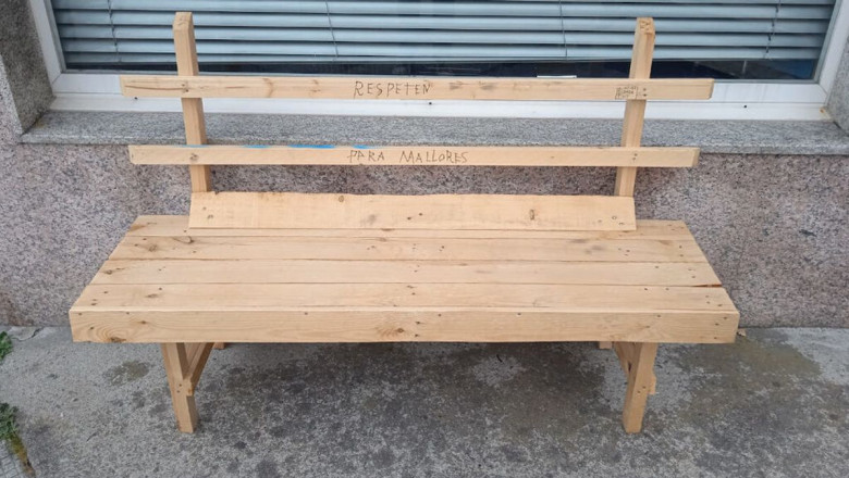 Un bătrân de 83 de ani din Spania a construit singur o bancă pentru soția sa bolnavă de artrită, după ce autoritățile locale au refuzat să îl ajute