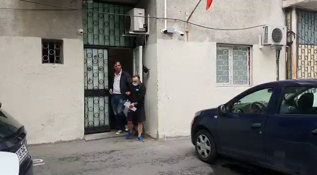 Doi tineri au fost sechestrați și tâlhăriți de doi bărbați, în zona unui centru comercial din sector 4. Polițiștii i-au reținut pe suspecți (VIDEO)