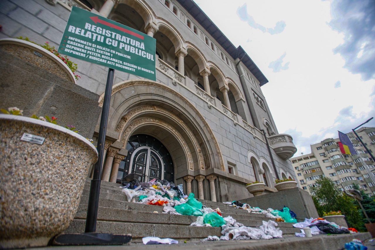 Protest la Primăria Sectorului 1. Mai mulți locuitori au lăsat saci cu gunoi pe scările instituției (FOTO)