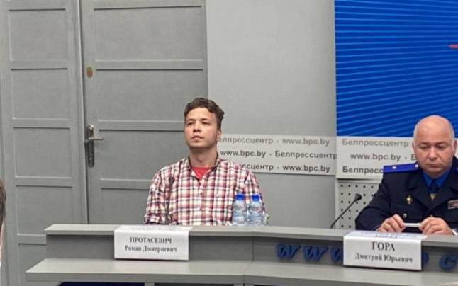 Jurnalistul bielorus Roman Protasevici, într-o conferință de presă: „Mă simt perfect! Nu sunt ostatic”