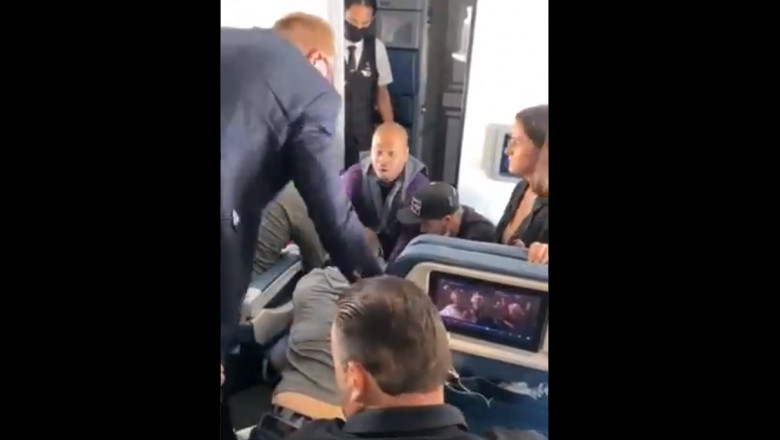 Incident la bordul unui avion american: Un pasager a încercat să intre în cabina piloţilor (VIDEO)