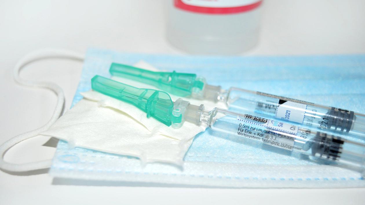 Un licean de 18 ani din Bacău a făcut infarct în urma rapelului cu vaccinul Pfizer
