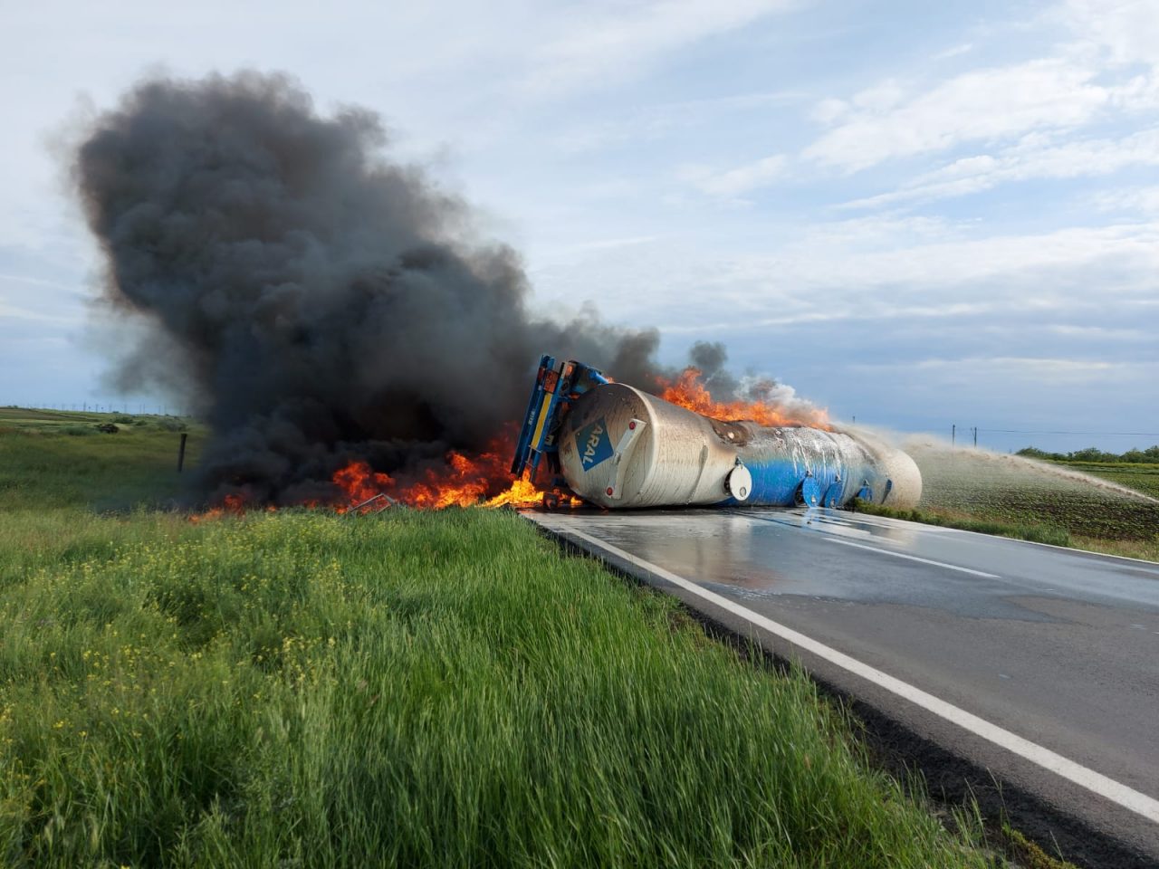 Accident grav în Brăila. O autocisternă s-a răsturnat şi a luat foc (GALERIE FOTO)