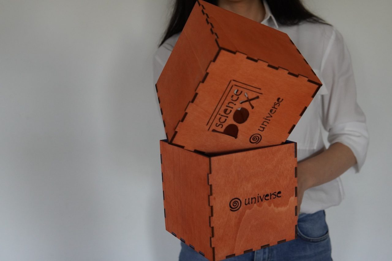 Un start up educațional promițător: Două antreprenoare din România lansează „science box”, cutia care îi face pe copii să experimenteze și să se îndrăgostească de știință
