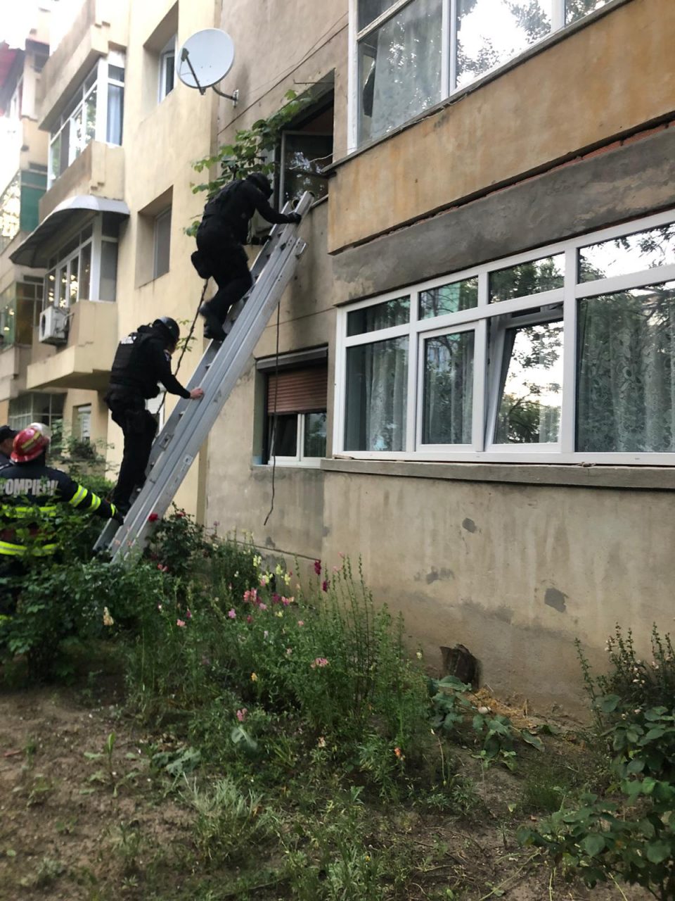 Soția și soacra unui bărbat din Craiova, sechestrate într-un apartament. Poliţiştii au pătruns pe fereastră pentru le elibera (FOTO&VIDEO)