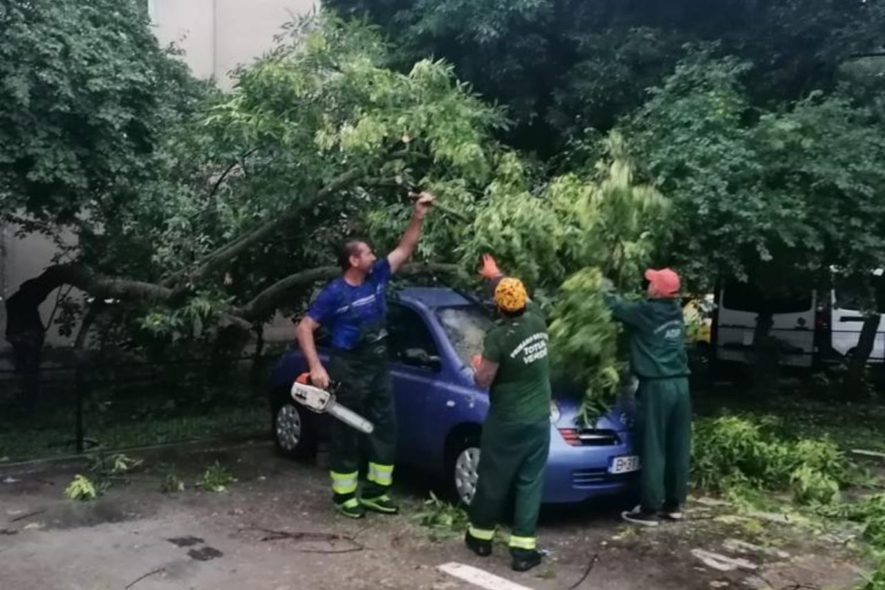 Primăria Sectorului 4 îi va ajuta pe proprietarii mașinilor avariate de furtună să își repare autovehiculele