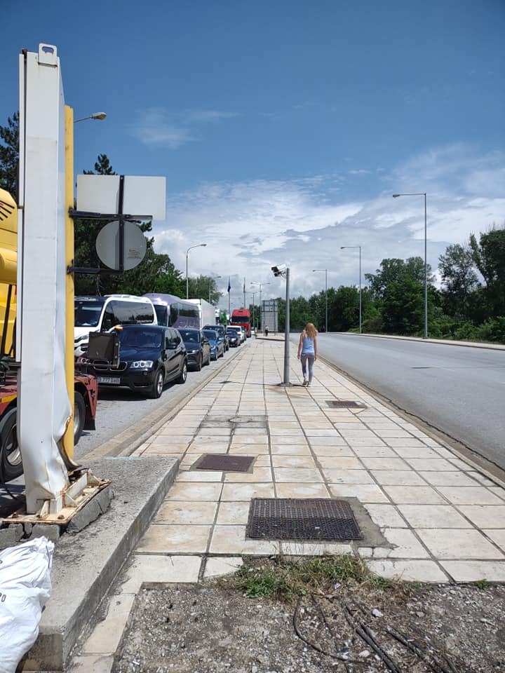 Cozi interminabile la intrarea în Grecia. Turiştii români, nevoiți să aștepte ore în șir să treacă de vama Kulata – Promachonas