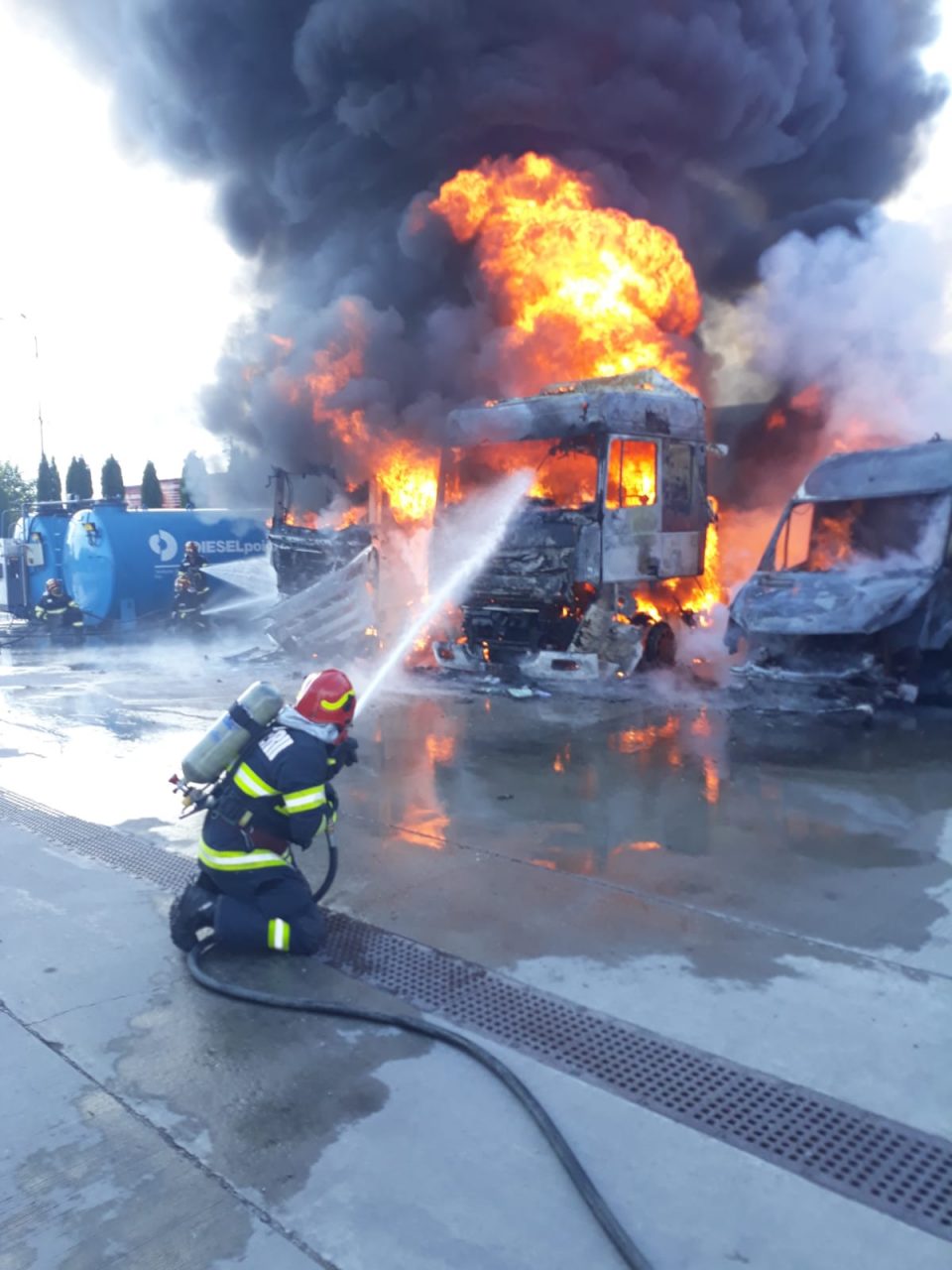 Incendiu într-o parcare din Vâlcea. Două TIR-uri au fost cuprinse de flăcări (GALERIE FOTO)