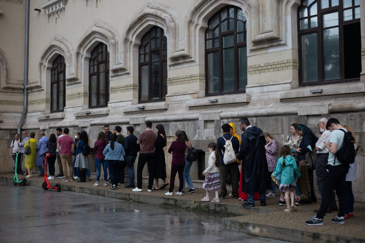 Coadă la Primăria București, deschisă pentru vizitare de Noaptea Muzeelor