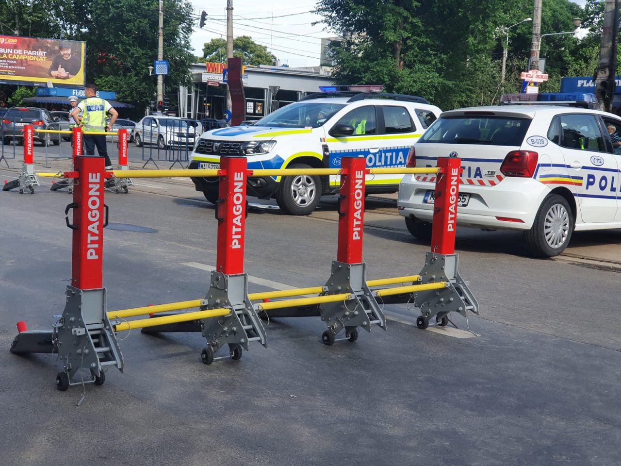 Zona Arenei Naționale, protejată cu dispozitive speciale care opresc eventuale atentate în care s-ar folosi mașini care intră în mulțime. Măsurile speciale, după atentatele din 2016