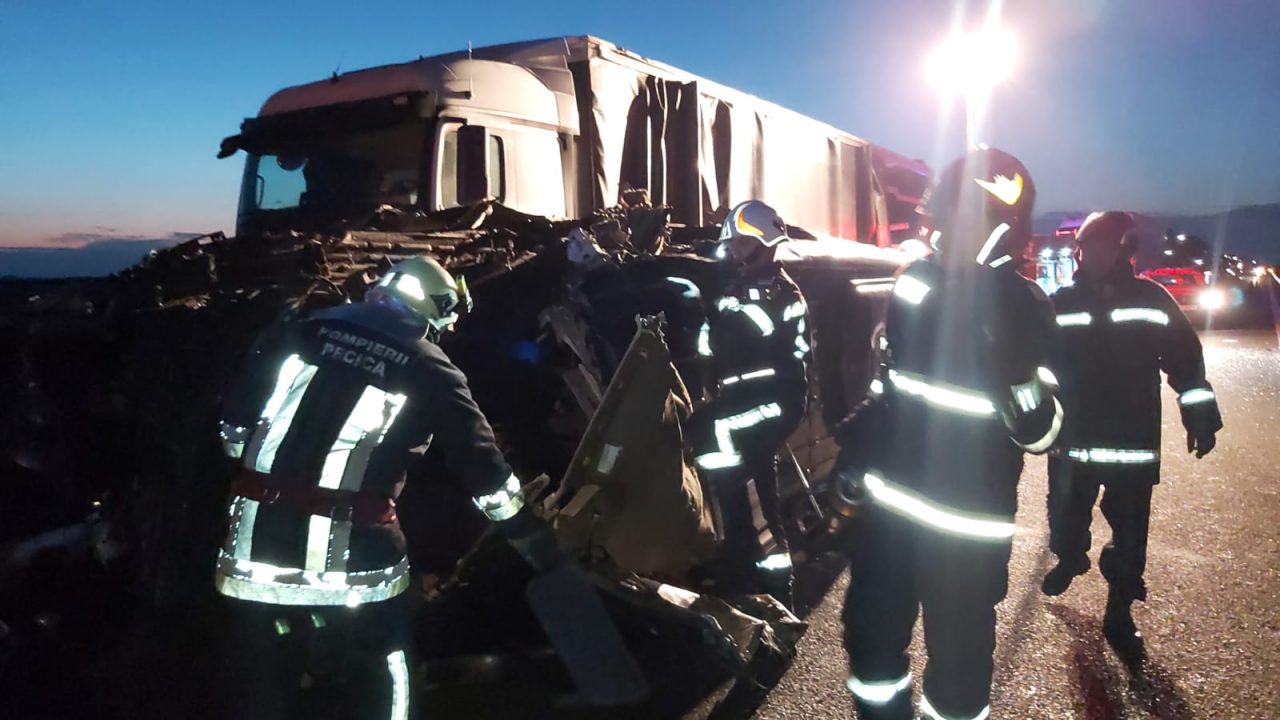 8 ȘTIRI DE LA ORA 8. Un microbuz a intrat într-un TIR pe A1, în Arad: Un mort și 16 răniți
