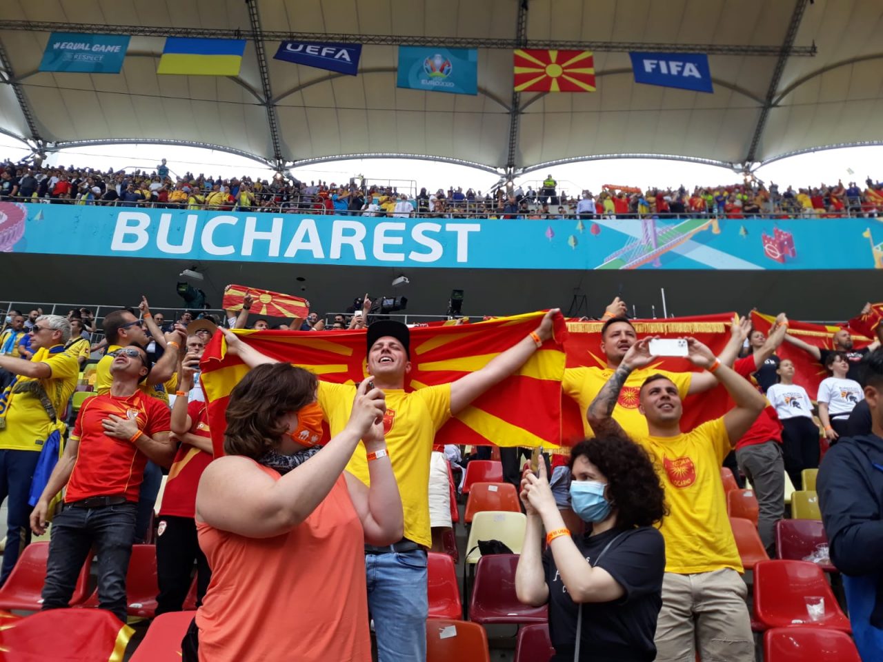 Cât costă un sandwich pe Arena Națională, la Euro. O ciocolată este 20 de lei. Ce fel de bere se găsește pe stadion