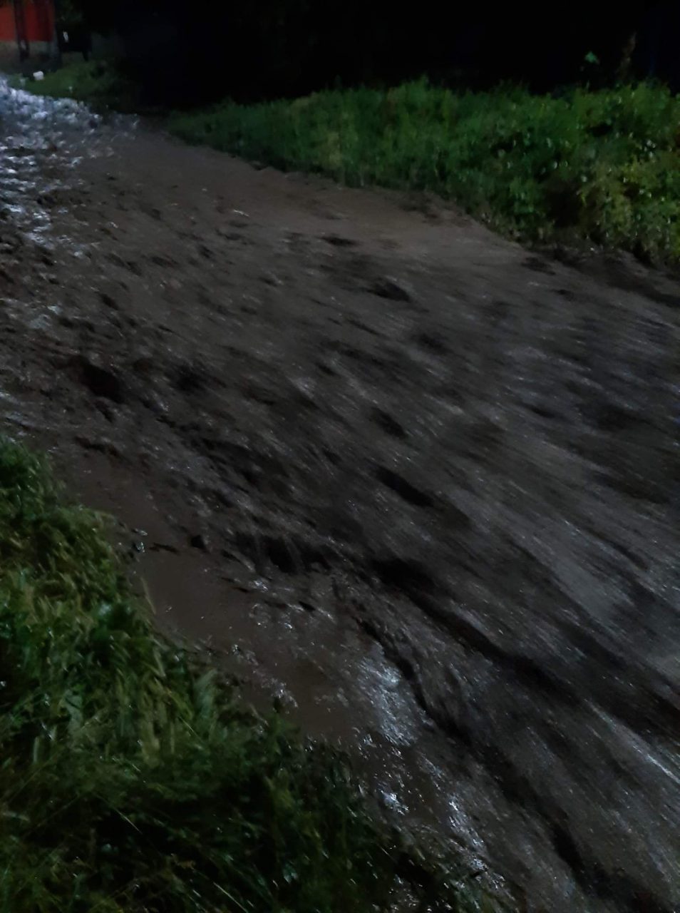 Inundații la Valea Mărului. Pompierii au intervenit pentru evacuarea apei din curțile localnicilor – FOTO&VIDEO