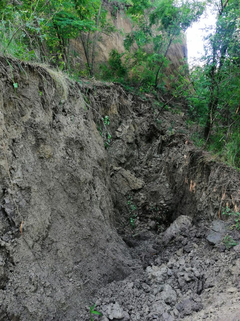 O alunecare de teren s-a produs într-un sat din Vâlcea. Patru gospodării, în pericol – FOTO&VIDEO