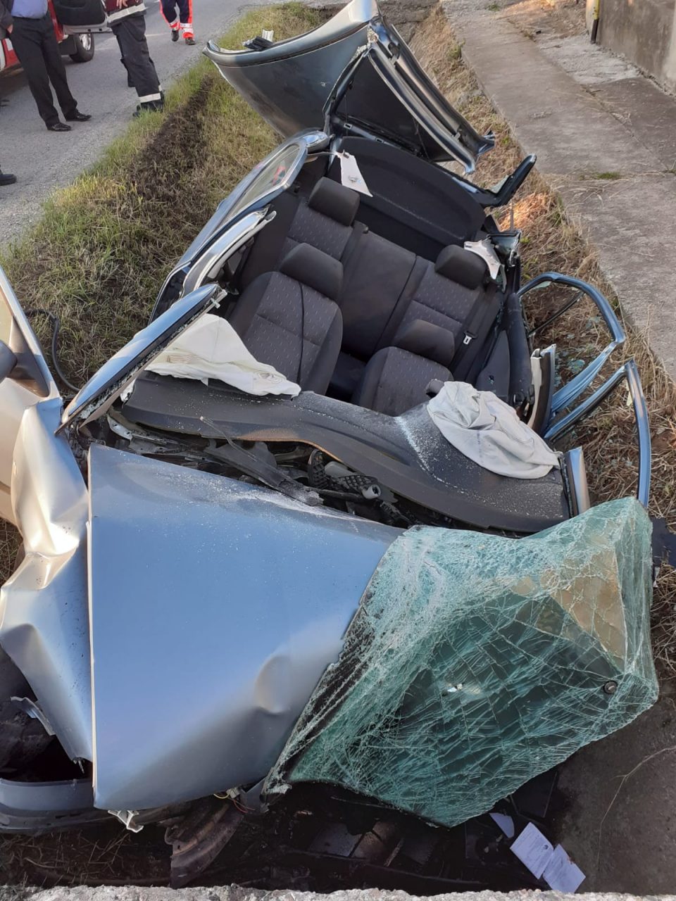 Dej: Un şofer a intrat cu mașina într-un cap de pod și a murit