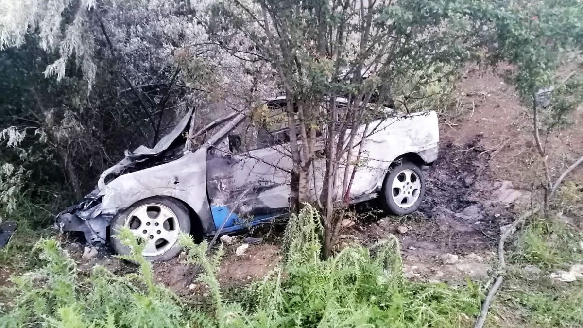 Cinci tineri care mergeau la mare, la un pas să ardă de vii. Mașina în care se aflau a căzut într-o râpă și a luat foc, la Agigea (FOTO-VIDEO)