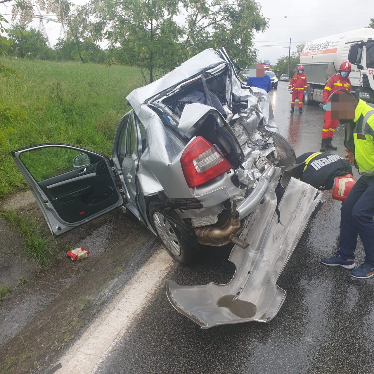 Accident grav pe DN 7. O mașină a intrat într-o cisternă GPL. Un şofer este în stare critică