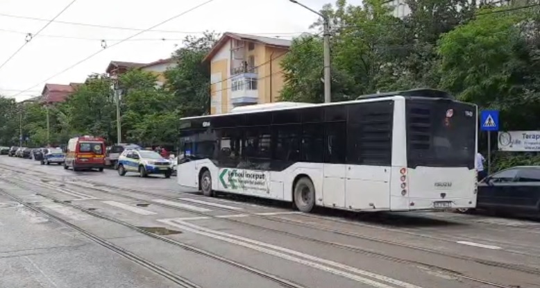 Un bărbat și-a uitat borseta plină cu BANI ȘI BIJUTERII scumpe într-un autobuz din Pitești. Cum și-a recuperat bunurile