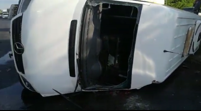 Un microbuz care transporta 9 copii s-a ciocnit cu un autoturism, la ieșirea din Târgoviște. Accidentul s-a soldat cu 2 morți și 7 răniți (VIDEO)