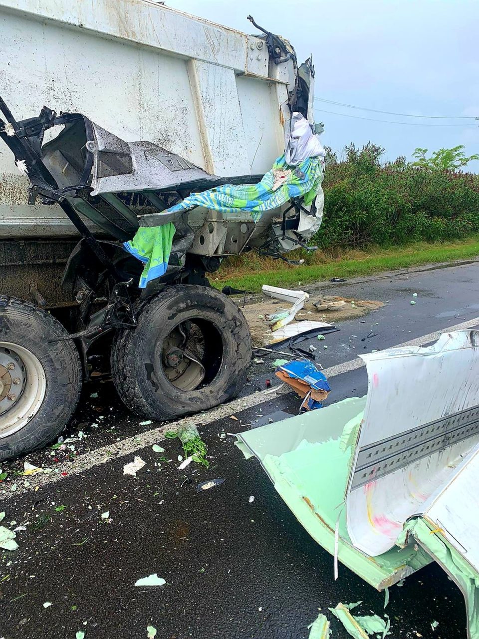 Impact între două camioane pe A1, pe sensul spre Capitală. Un pasager a fost declarat mort la locul accidentului (FOTO)