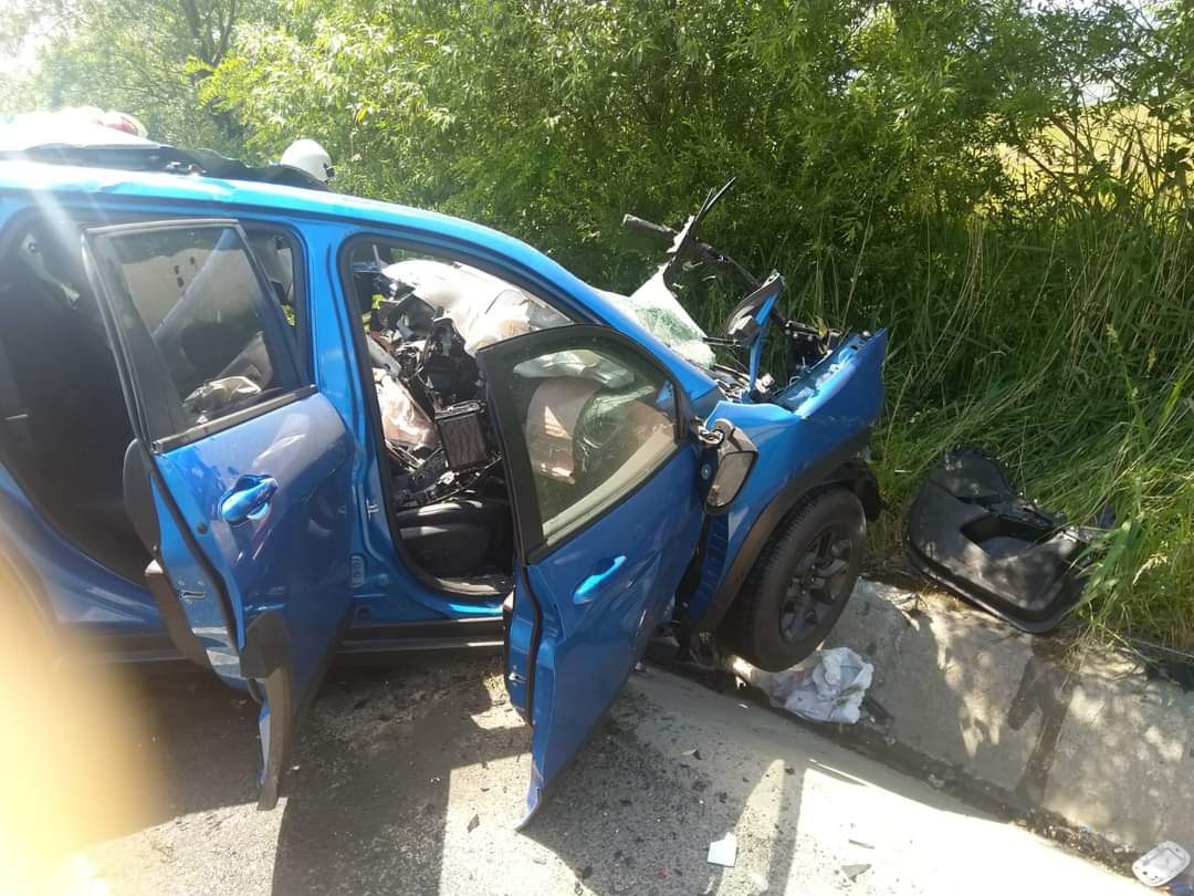 Șoferul unei mașini de teren a murit, după ce a intrat pe contrasens și a lovit un camion cu lemne pe un drum din județul Hunedoara (FOTO-VIDEO)