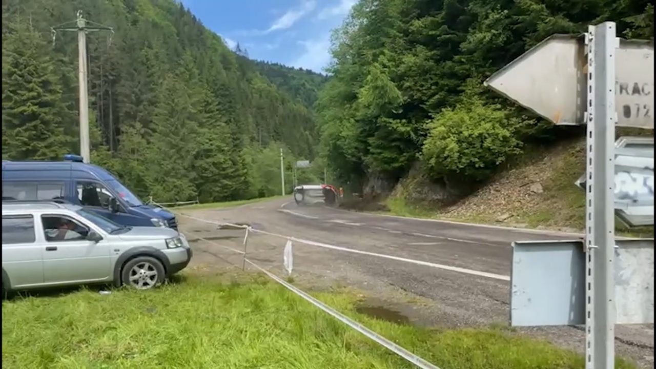 Accidente la Raliul Argeșului: O mașină s-a răsturnat, o alta a intrat în spectatori | VIDEO