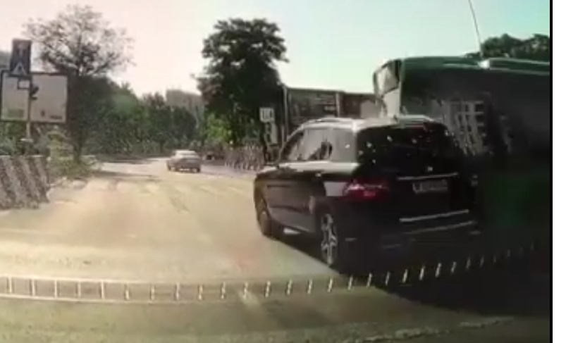 Grav accident în București. Un autobuz a intrat în plin într-o mașină, chiar pe partea unde se afla un copil | VIDEO
