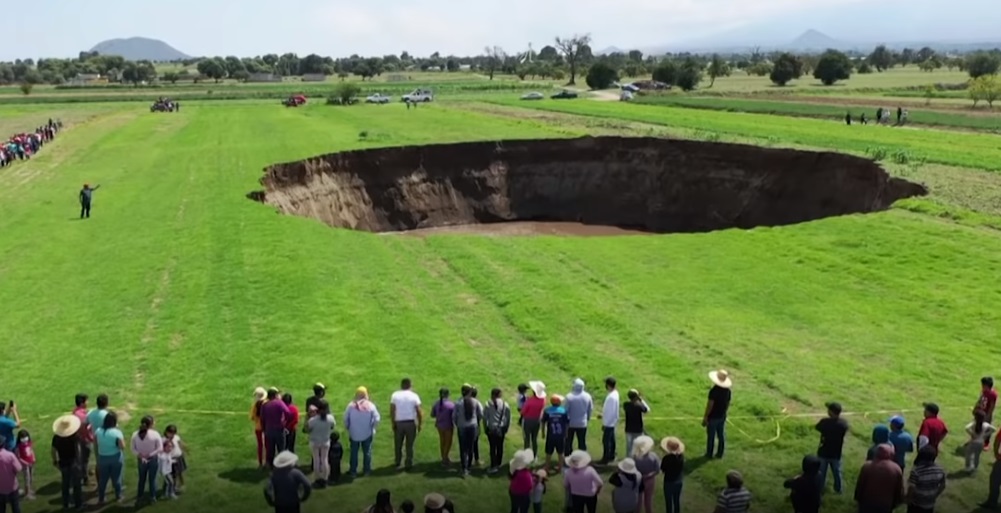 Un crater de 60 de metri plin cu apă a apărut inexplicabil în curtea unui fermier din centrul Mexicului – VIDEO