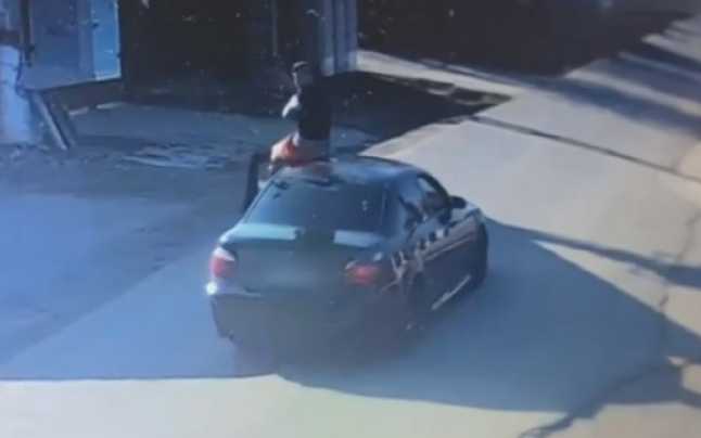 „Mașină autonomă” în Ilfov. Un tânăr s-a urcat pe plafonul BMW-ului și s-a ales cu dosar penal (VIDEO)