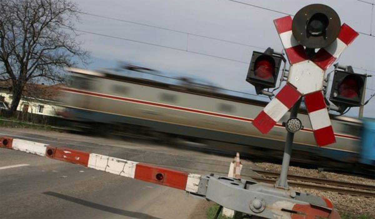 Femeie lovită de tren la Chitila, în dreptul unei bariere. Polițiștii vor să afle dacă a fost vorba de o sinucidere sau un accident