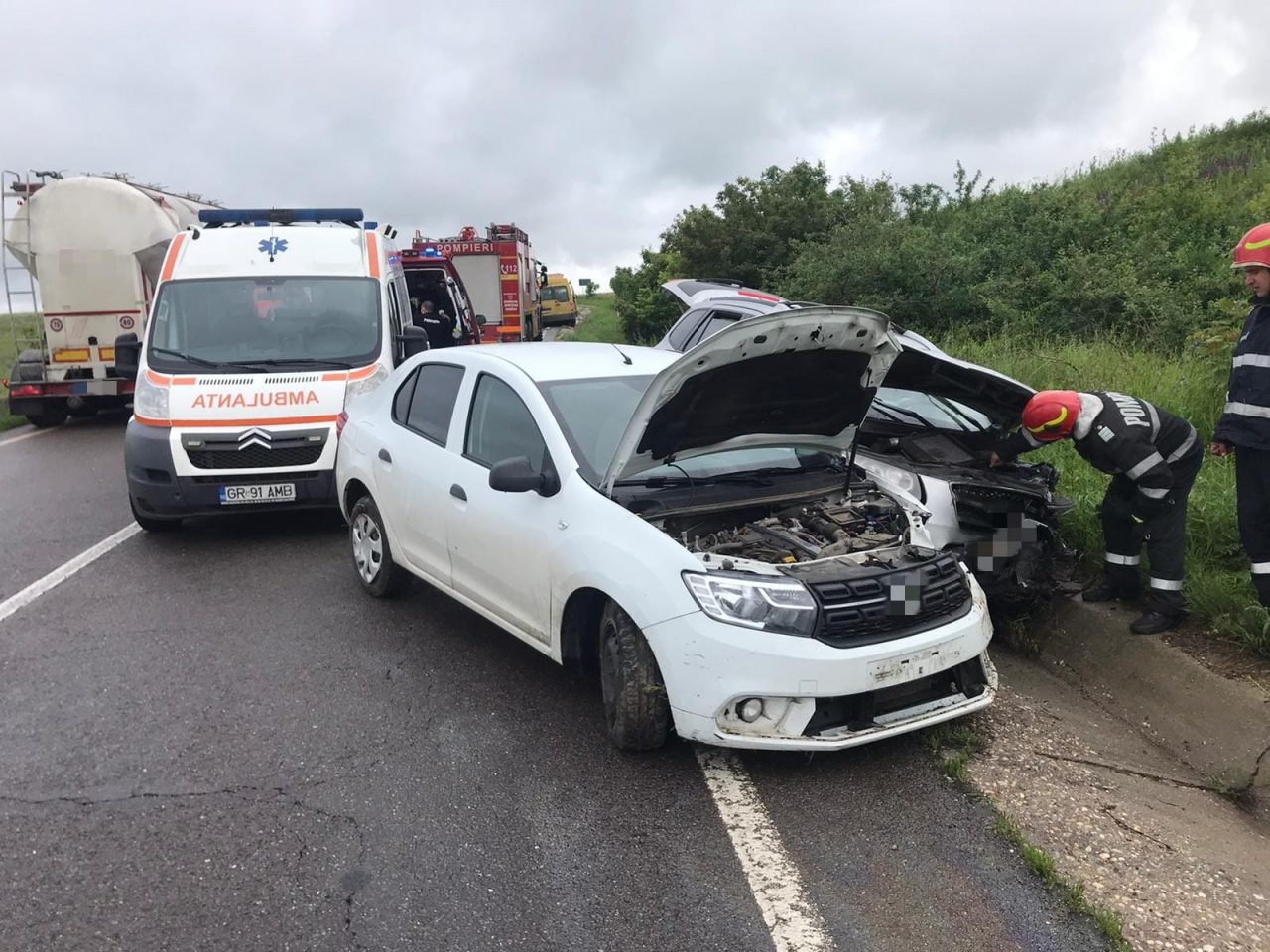 Carambol pe un drum național din județul Giurgiu, soldat cu cinci răniți. Au fost implicate două autoturisme și un microbuz cu 11 pasageri