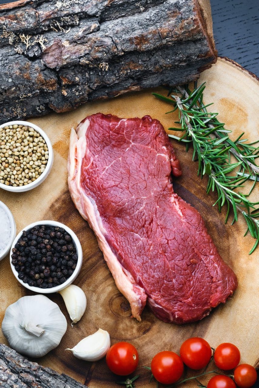 SCUMPIRE: Crescătorii de porci anunță creșterea prețurilor la carne cu 25%. Prețul este minim la poarta fermei, dar consumatorul plătește „european”