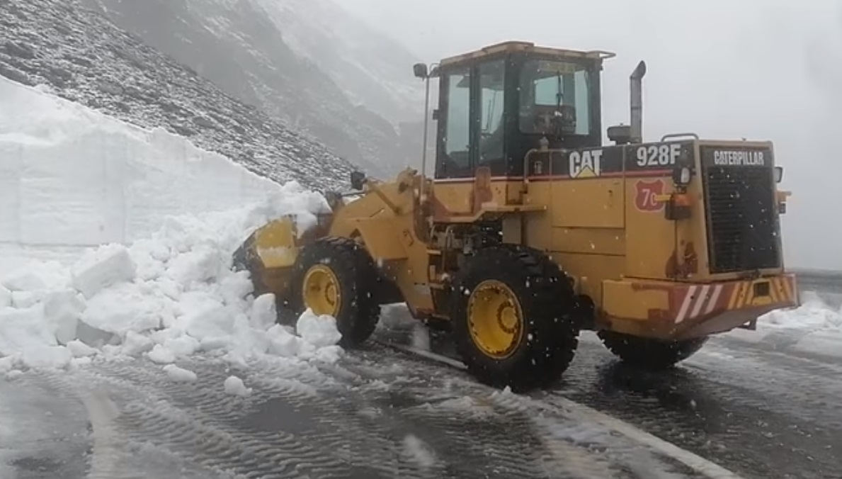 Ninge la munte în prima zi de vară: A început deszăpezirea pe Transfăgărășan și Transalpina – VIDEO