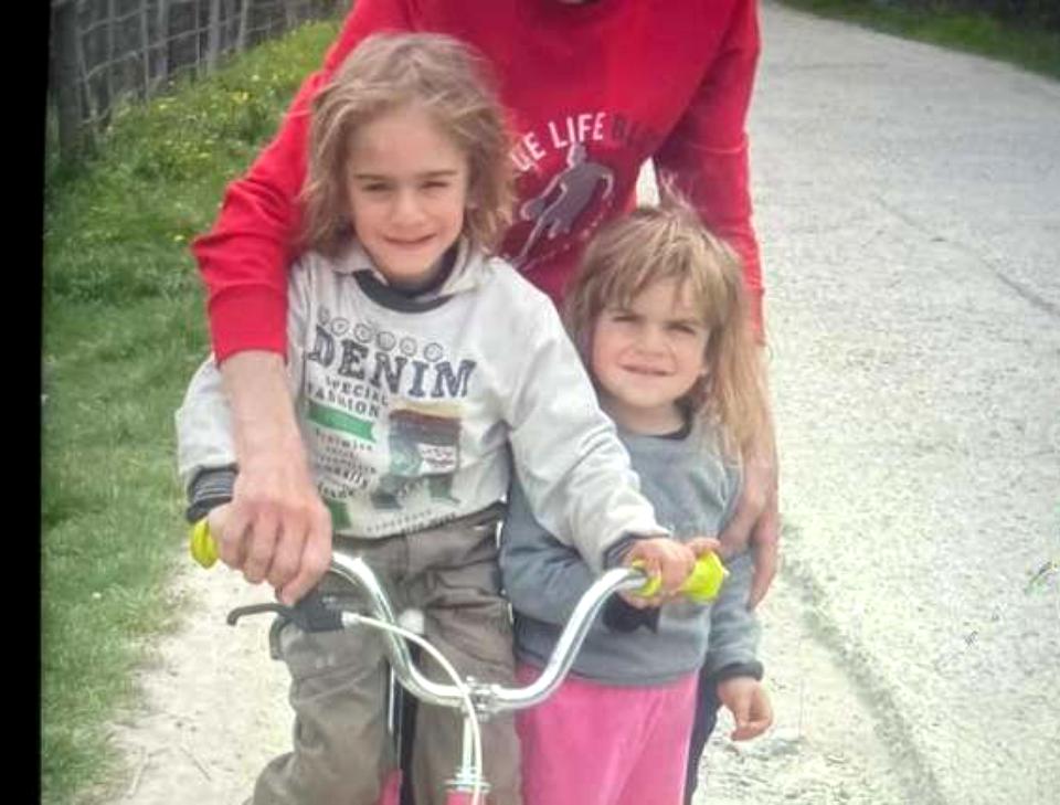 UPDATE – Cei doi frați de 3 și 5 ani, dispăruți de acasă și căutați cu elicopterul, au fost găsiți în viață