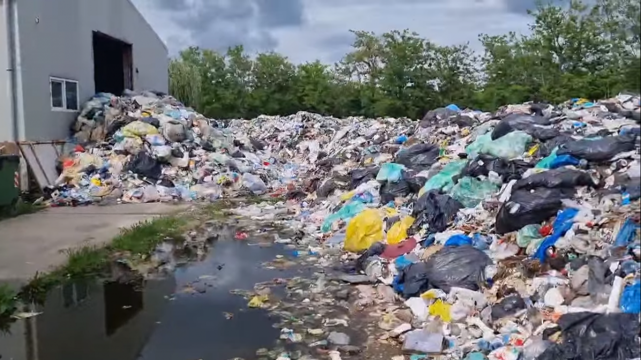 O publicație din Ungaria critică aspru România: Tentaculele mafiei gunoaielor ajung până la politicieni