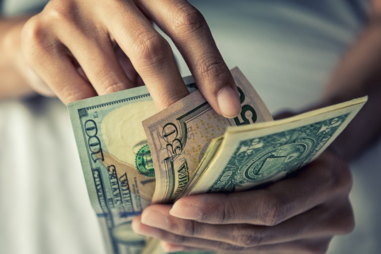 Dolarul a depășit valoarea Euro în România: „Lucrurile arată destul de bine”
