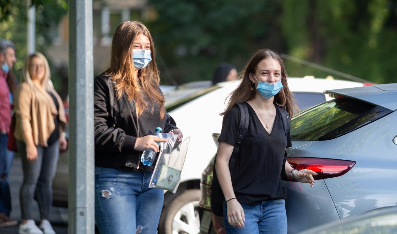 REPORTAJ | Testul marilor emoții. Cu măștile obligatorii, elevii și părinții au râs din priviri la Evaluarea Națională 2021 | FOTO