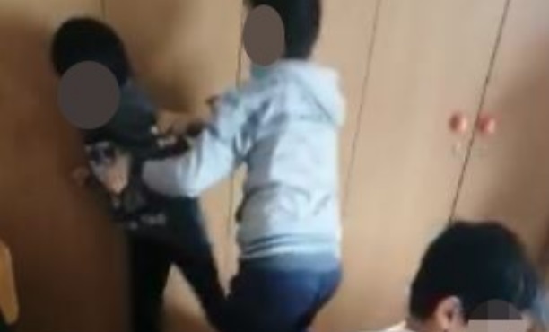 Un nou caz de bullying în școala românească: Un elev de clasa a V-a a fost umilit și agresat de colegii lui – VIDEO