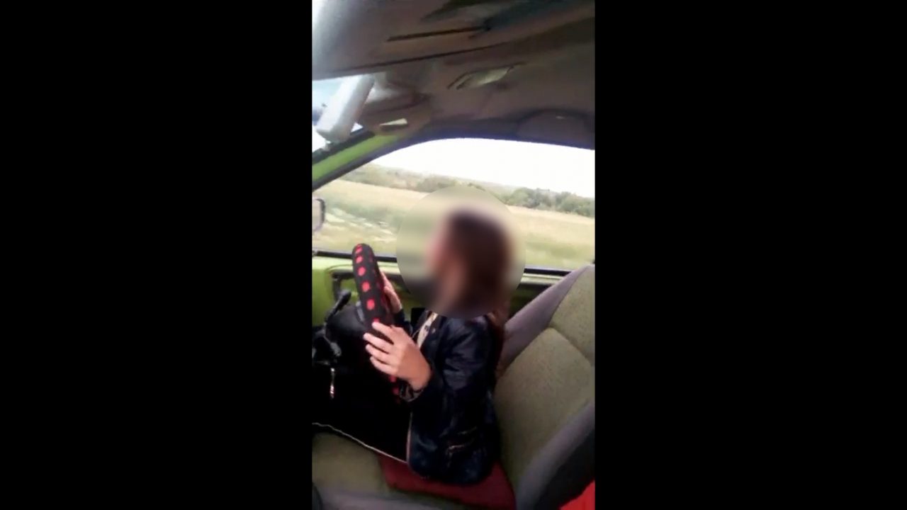 VIDEO. Inconștiență maximă: Un tată din Dolj și-a pus fetița să conducă mașina
